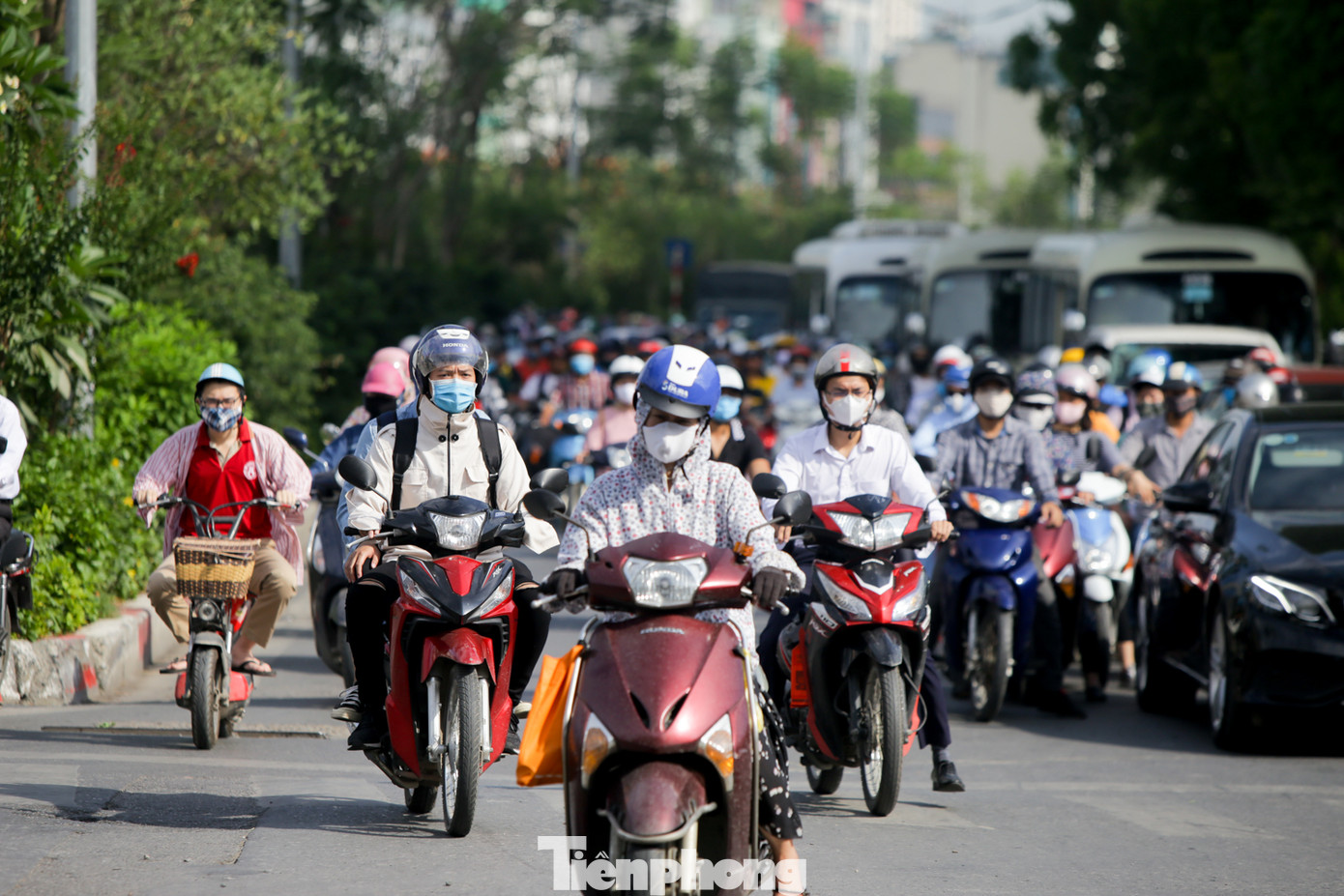 Người dân Hà Nội khổ sở ra đường trong ngày đầu đợt cao điểm nắng nóng ảnh 6