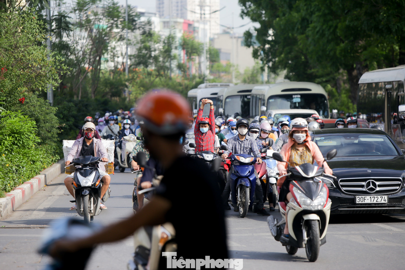 Người dân Hà Nội khổ sở ra đường trong ngày đầu đợt cao điểm nắng nóng ảnh 7