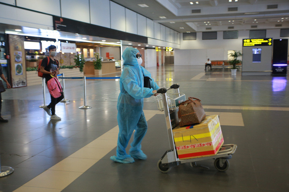 Máy bay đỗ đầy cảng, nhà ga Nội Bài 'vắng như chùa bà đanh' ảnh 7