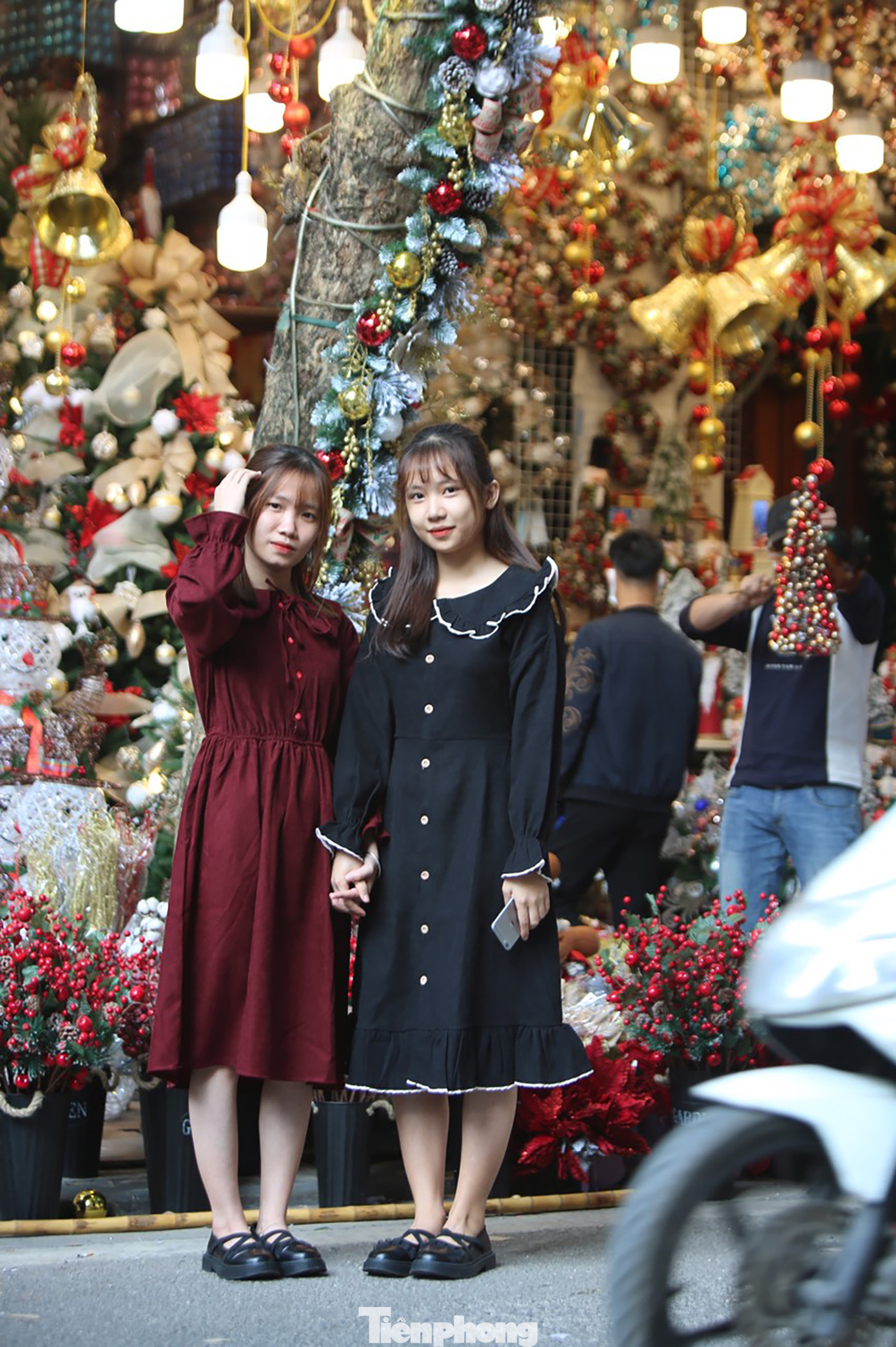 Giới trẻ lên phố Hàng Mã chụp ảnh Giáng sinh ảnh 6