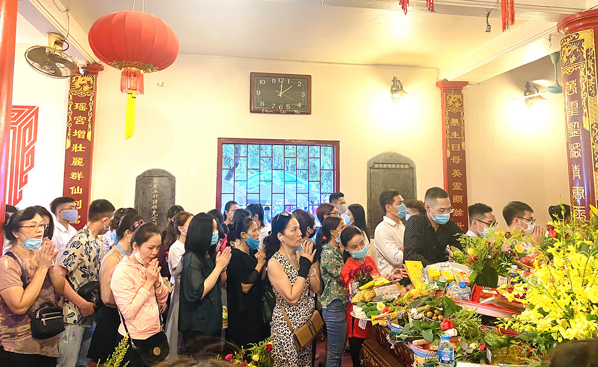 Bất chấp dịch COVID, 'biển người' chen nhau đi lễ Phủ Tây Hồ đầu tháng cô hồn ảnh 12