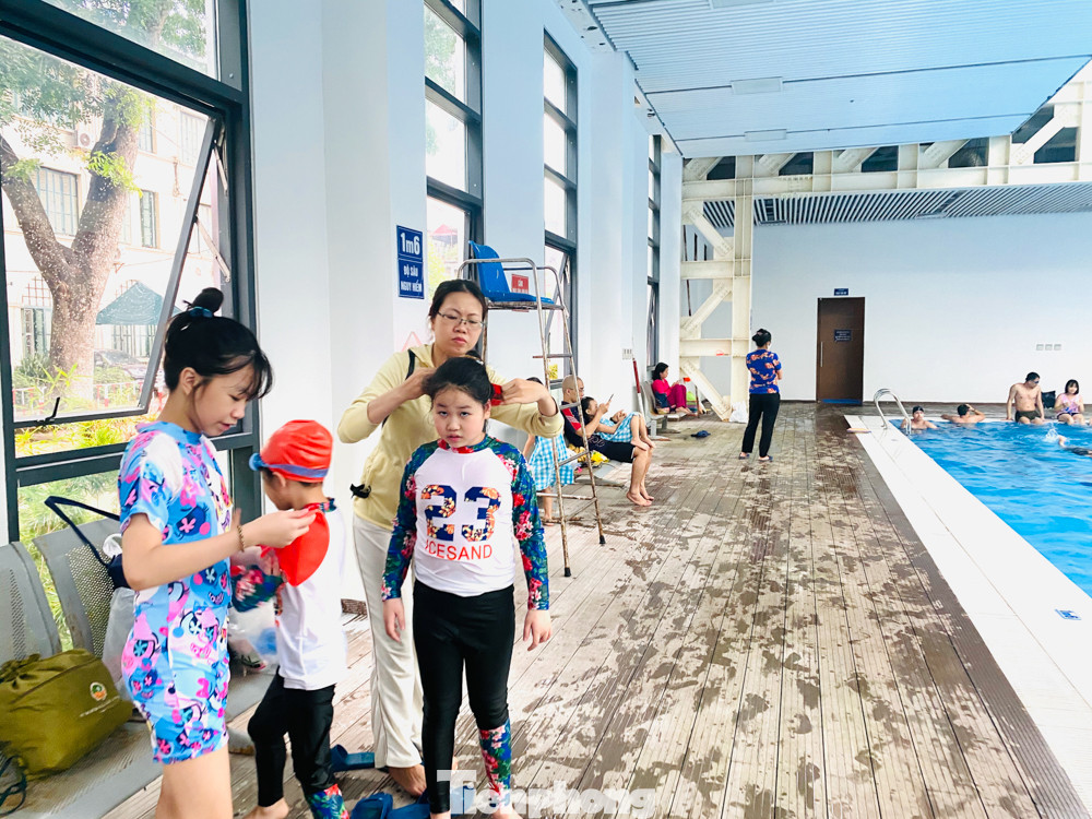 Người dân đến bể bơi giải nhiệt khi trời Hà Nội 'đỏng đảnh' hết mưa lại nắng ảnh 3