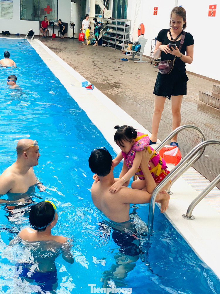 Người dân đến bể bơi giải nhiệt khi trời Hà Nội 'đỏng đảnh' hết mưa lại nắng ảnh 5