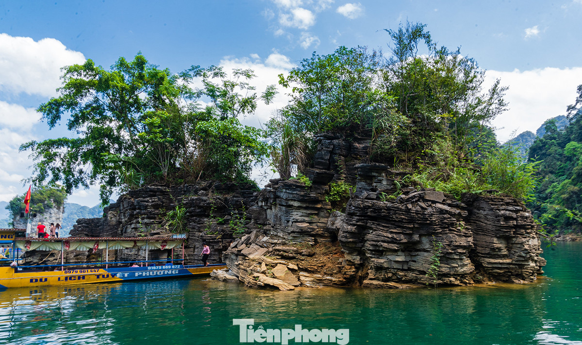 Ngẩn ngơ trước vẻ đẹp của 'Vịnh Hạ Long' giữa đại ngàn xanh thẳm ảnh 13