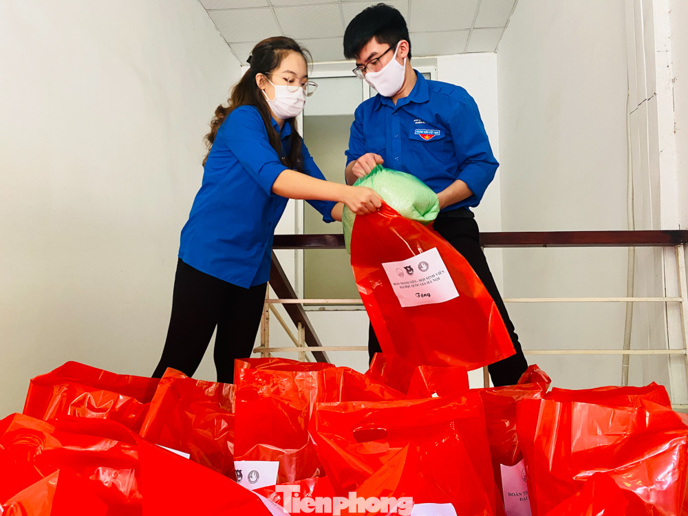 Đoàn Thanh niên – Hội Sinh viên ĐHQGHN trao quà cho các sinh viên tạm trú tại Hà Nội ảnh 5