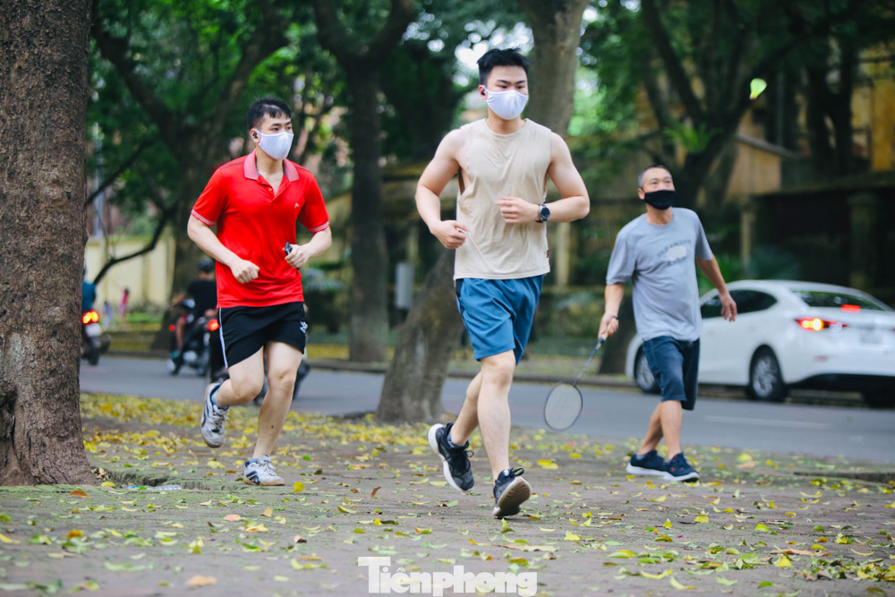 Người Hà Nội xuống phố chụp ảnh lá vàng rơi bất chấp giãn cách xã hội ảnh 7