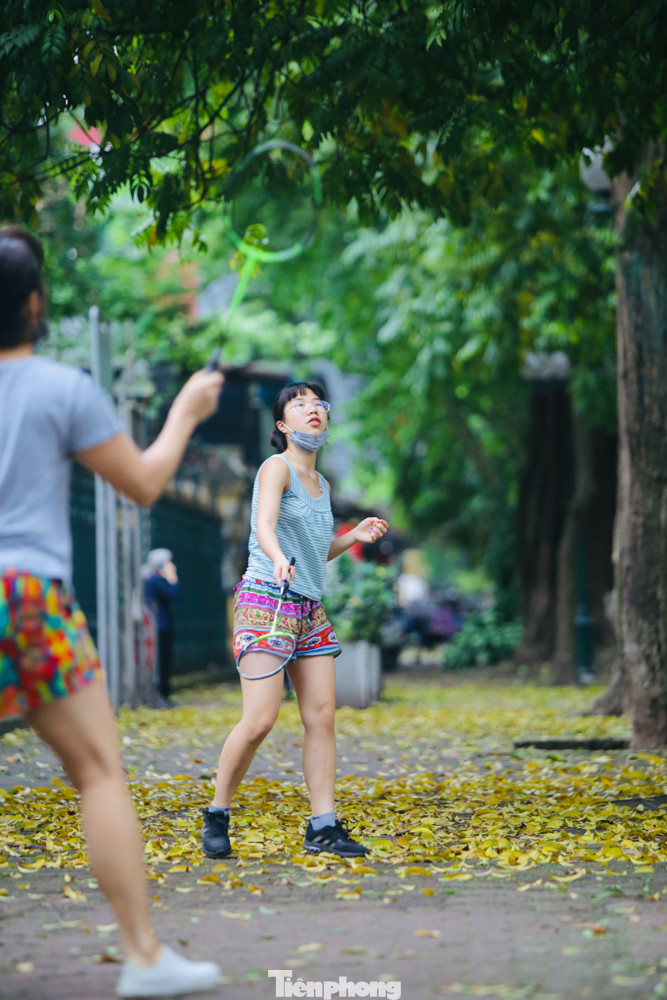 Người Hà Nội xuống phố chụp ảnh lá vàng rơi bất chấp giãn cách xã hội ảnh 9
