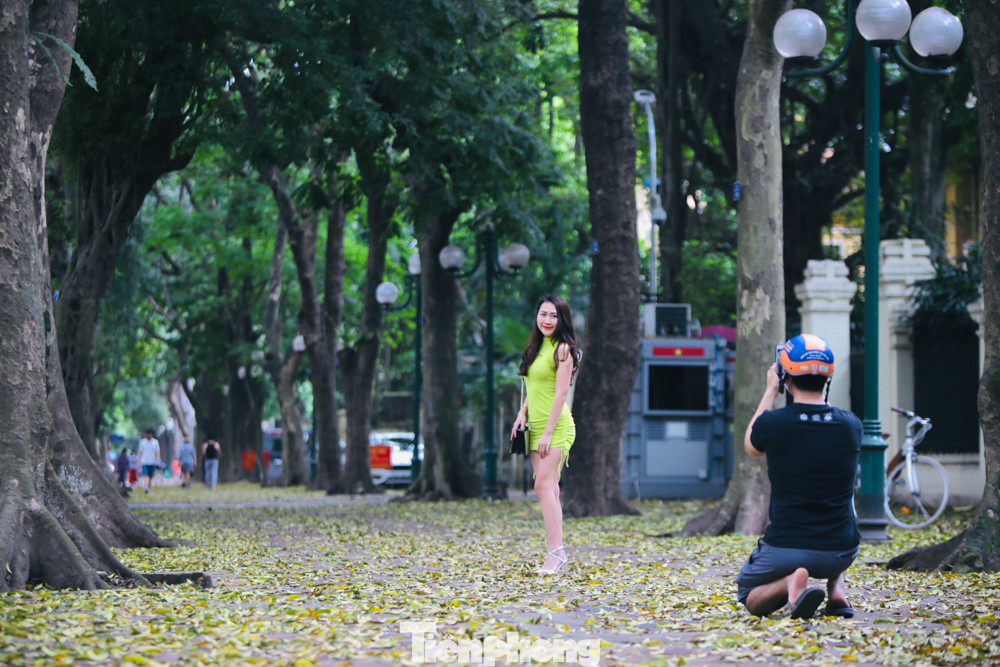 Người Hà Nội xuống phố chụp ảnh lá vàng rơi bất chấp giãn cách xã hội ảnh 12