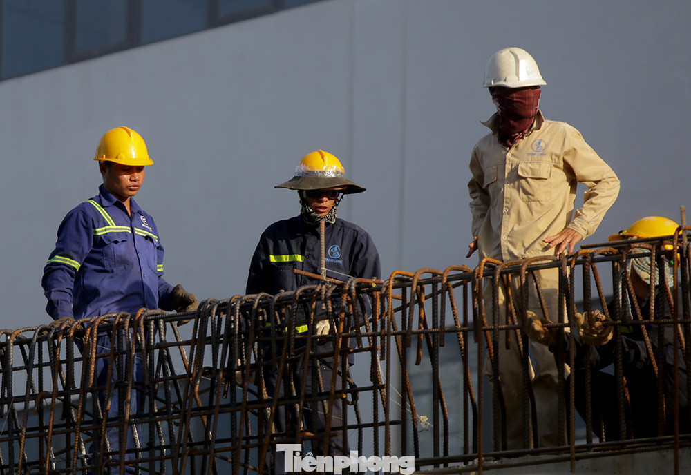 Công nhân phơi mình dưới trời nắng đổ lửa ở Hà Nội ảnh 4