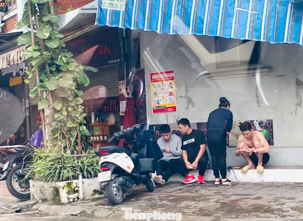 Hà Nội: Người dân lại đổ ra đường, có nơi ùn tắc nhẹ dù đang cách ly xã hội ảnh 6