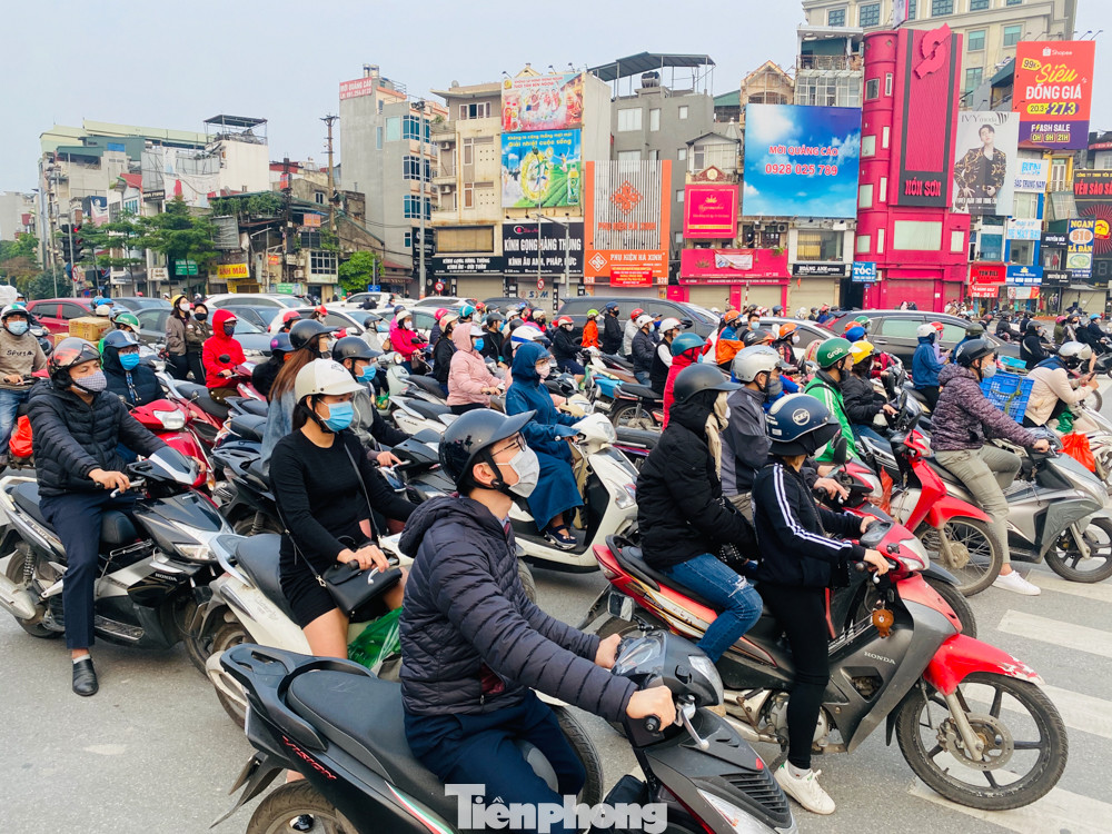 Hà Nội: Người dân lại đổ ra đường, có nơi ùn tắc nhẹ dù đang cách ly xã hội ảnh 2