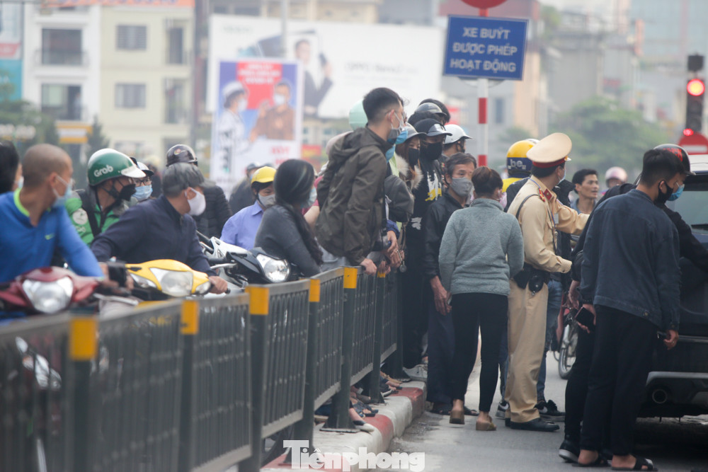 Hà Nội: Người dân lại đổ ra đường, có nơi ùn tắc nhẹ dù đang cách ly xã hội ảnh 4