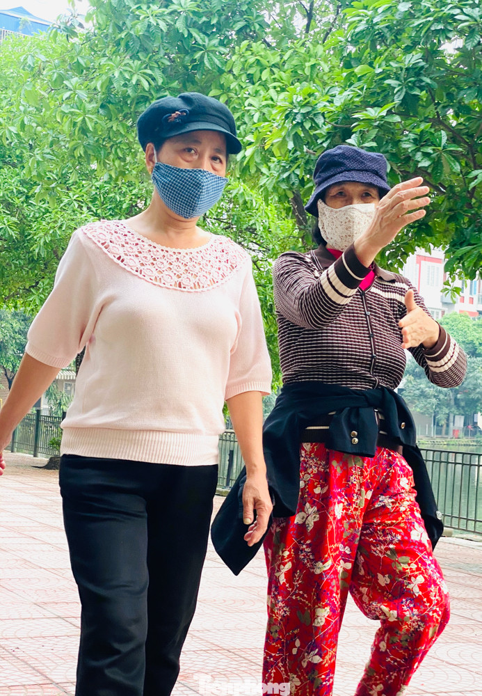 Hà Nội: Người dân lại đổ ra đường, có nơi ùn tắc nhẹ dù đang cách ly xã hội ảnh 9