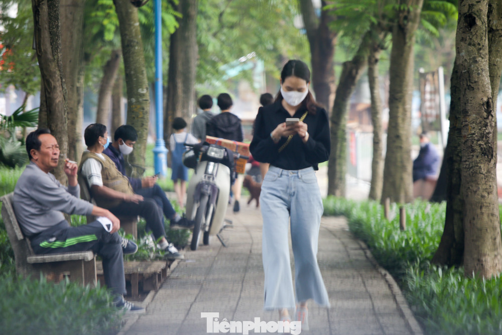 Hà Nội: Người dân lại đổ ra đường, có nơi ùn tắc nhẹ dù đang cách ly xã hội ảnh 8