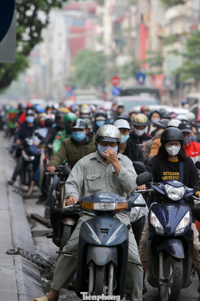 Hà Nội: Người dân lại đổ ra đường, có nơi ùn tắc nhẹ dù đang cách ly xã hội ảnh 3