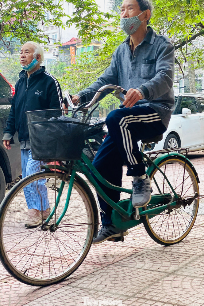 Hà Nội: Người dân lại đổ ra đường, có nơi ùn tắc nhẹ dù đang cách ly xã hội ảnh 10