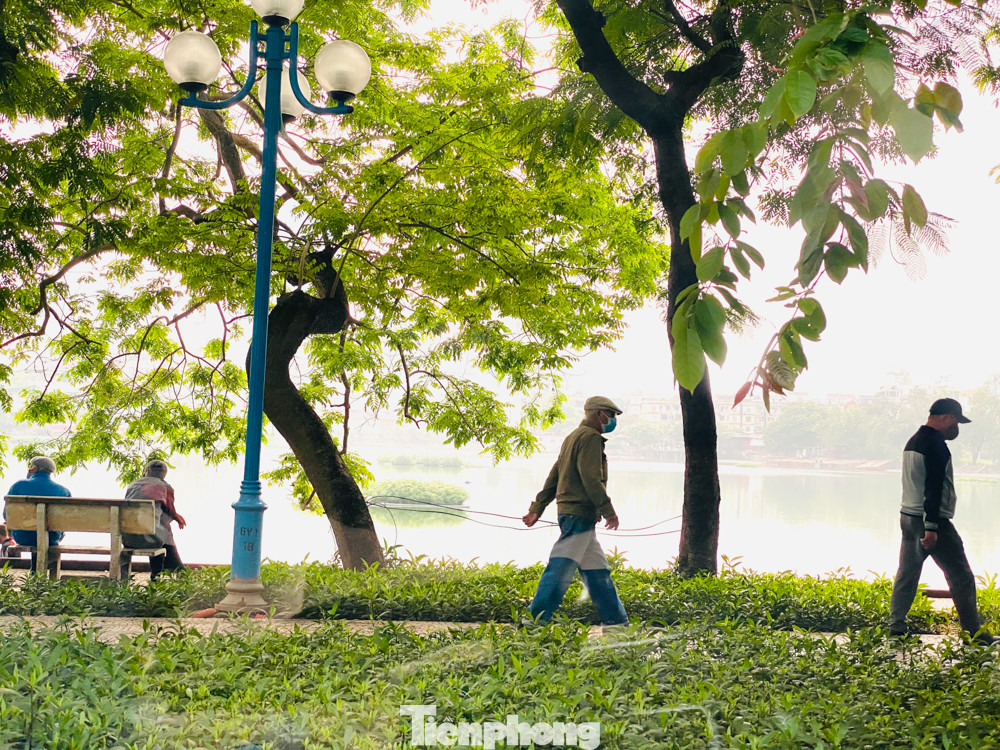 Hà Nội: Người dân lại đổ ra đường, có nơi ùn tắc nhẹ dù đang cách ly xã hội ảnh 12