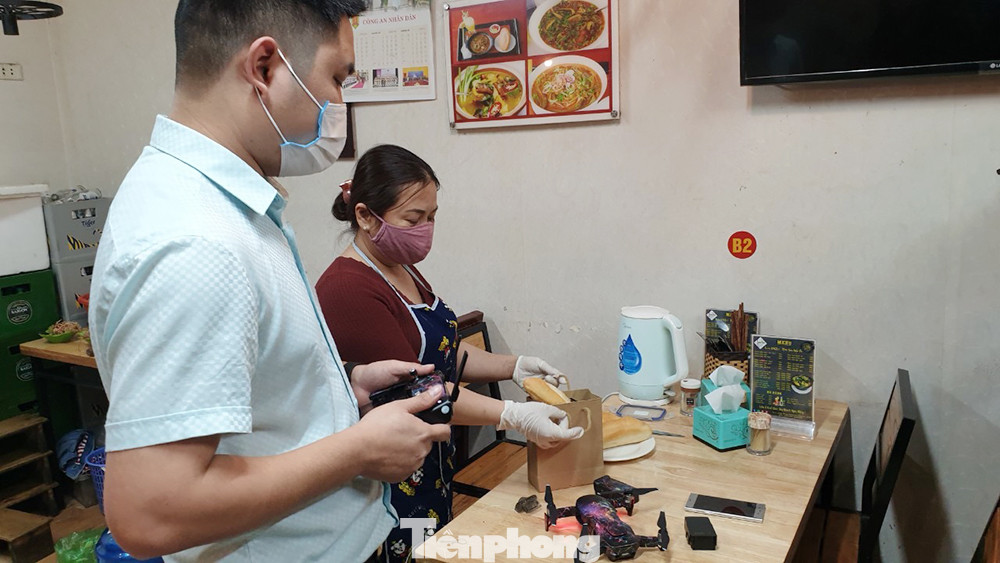 Đưa đồ ăn bằng máy bay độc lạ trong mùa dịch ở Hà Nội ảnh 3