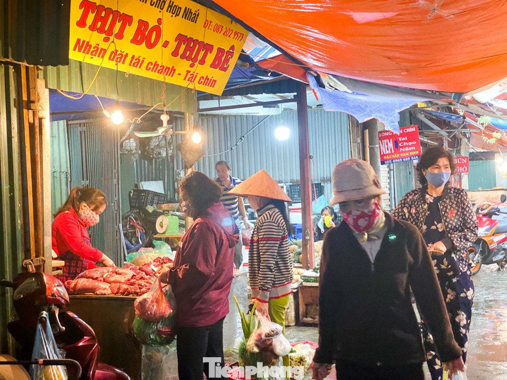 Đi chợ dân sinh Thủ đô ngày 'cách ly xã hội' phòng dịch COVID - 19 ảnh 3