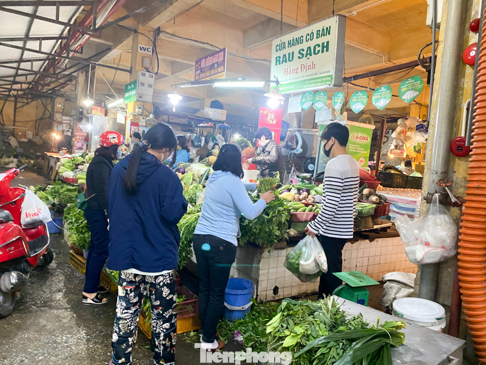 Đi chợ dân sinh Thủ đô ngày 'cách ly xã hội' phòng dịch COVID - 19 ảnh 5