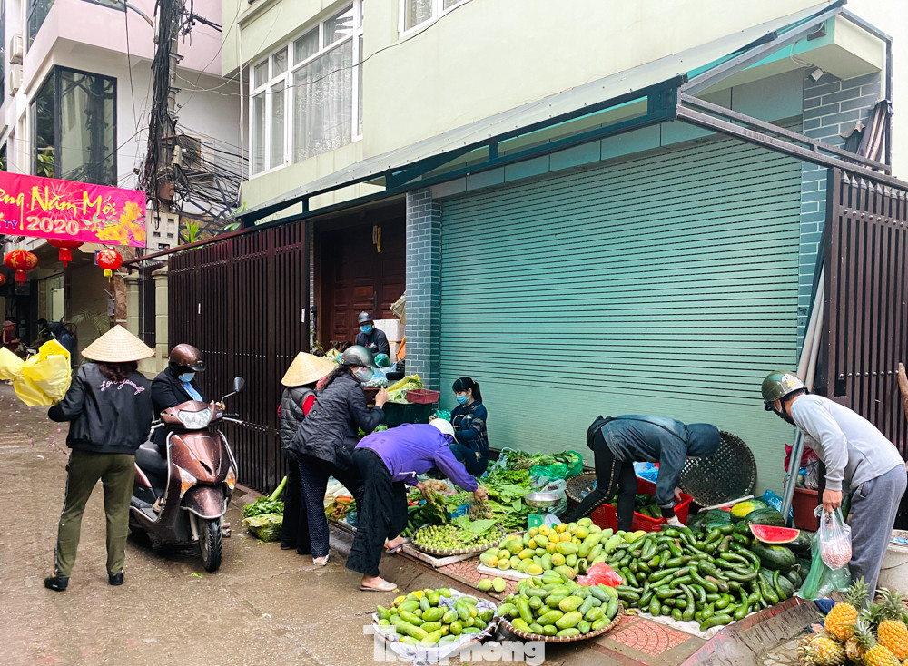 Đi chợ dân sinh Thủ đô ngày 'cách ly xã hội' phòng dịch COVID - 19 ảnh 2