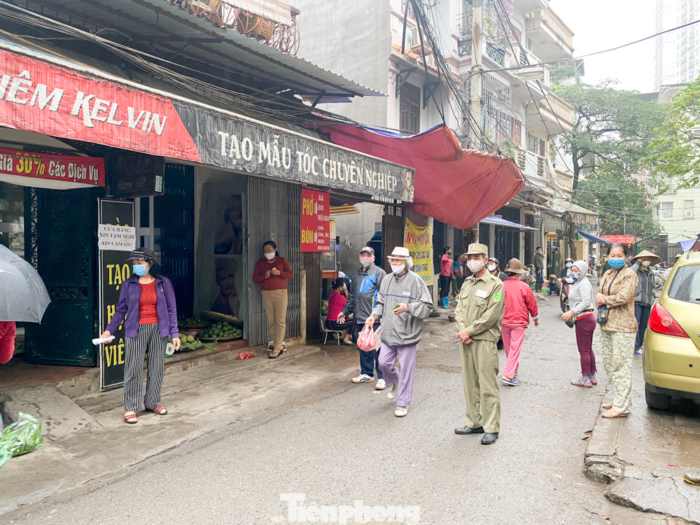 Đi chợ dân sinh Thủ đô ngày 'cách ly xã hội' phòng dịch COVID - 19 ảnh 6