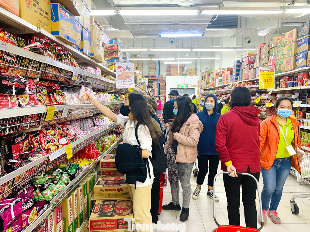 Đi chợ dân sinh Thủ đô ngày 'cách ly xã hội' phòng dịch COVID - 19 ảnh 8