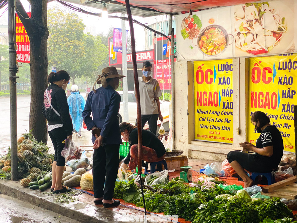 Đi chợ dân sinh Thủ đô ngày 'cách ly xã hội' phòng dịch COVID - 19 ảnh 4