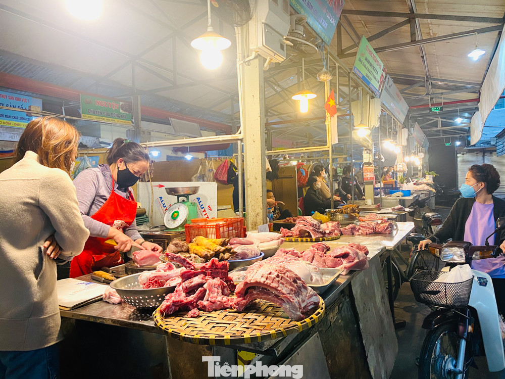 Đi chợ dân sinh Thủ đô ngày 'cách ly xã hội' phòng dịch COVID - 19 ảnh 9