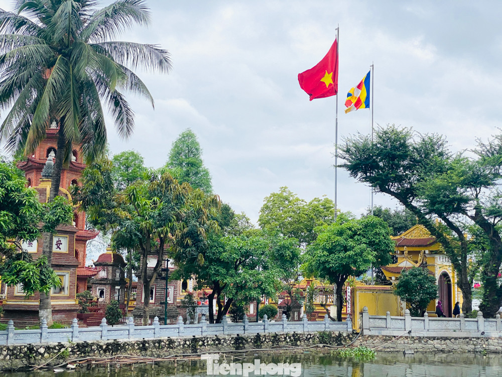 Đền chùa ở Hà Nội vẫn đóng ngày mùng 1, người dân đứng vái vọng từ xa ảnh 14