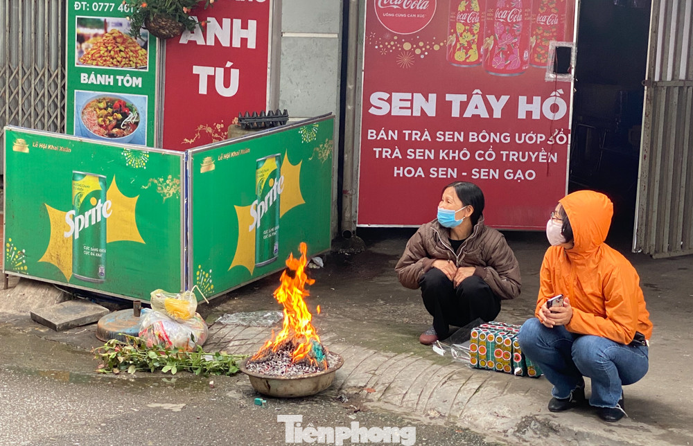 Đền chùa ở Hà Nội vẫn đóng ngày mùng 1, người dân đứng vái vọng từ xa ảnh 13