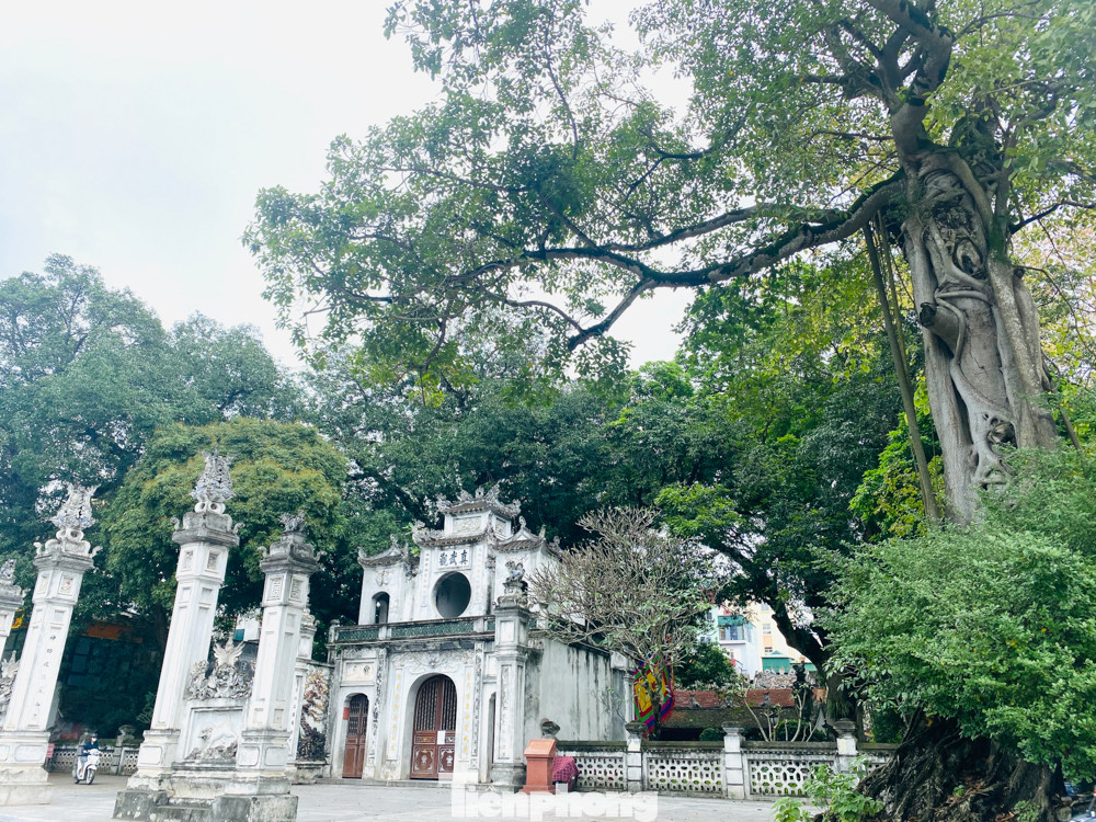 Đền chùa ở Hà Nội vẫn đóng ngày mùng 1, người dân đứng vái vọng từ xa ảnh 16