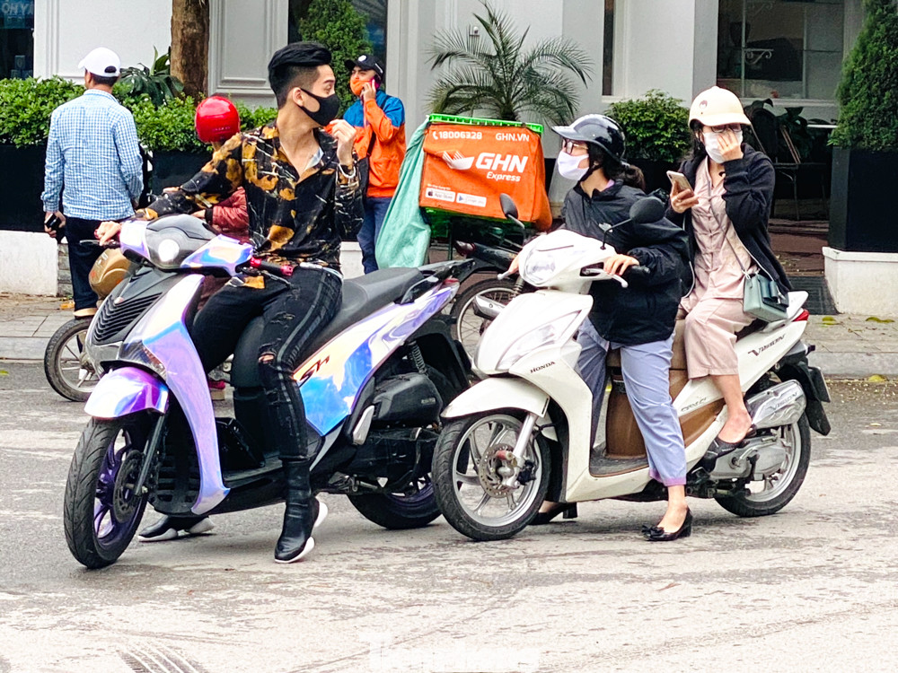 Đền chùa ở Hà Nội vẫn đóng ngày mùng 1, người dân đứng vái vọng từ xa ảnh 12