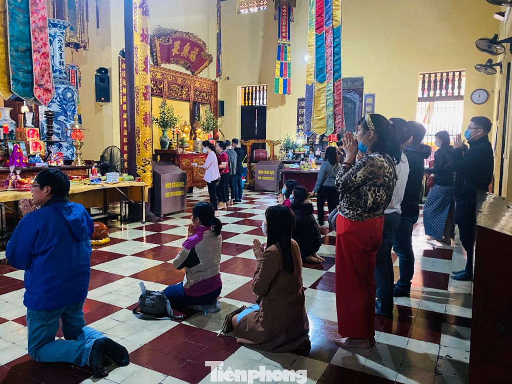 Đền chùa ở Hà Nội vẫn đóng ngày mùng 1, người dân đứng vái vọng từ xa ảnh 5