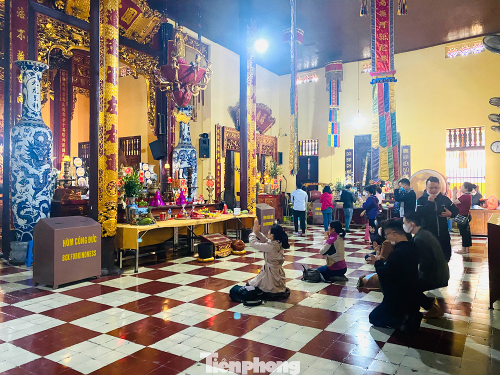 Đền chùa ở Hà Nội vẫn đóng ngày mùng 1, người dân đứng vái vọng từ xa ảnh 6