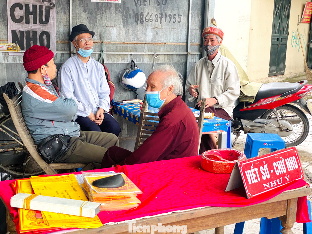 Đền chùa ở Hà Nội vẫn đóng ngày mùng 1, người dân đứng vái vọng từ xa ảnh 9