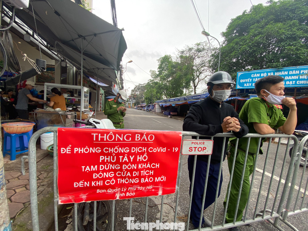 Đền chùa ở Hà Nội vẫn đóng ngày mùng 1, người dân đứng vái vọng từ xa ảnh 8