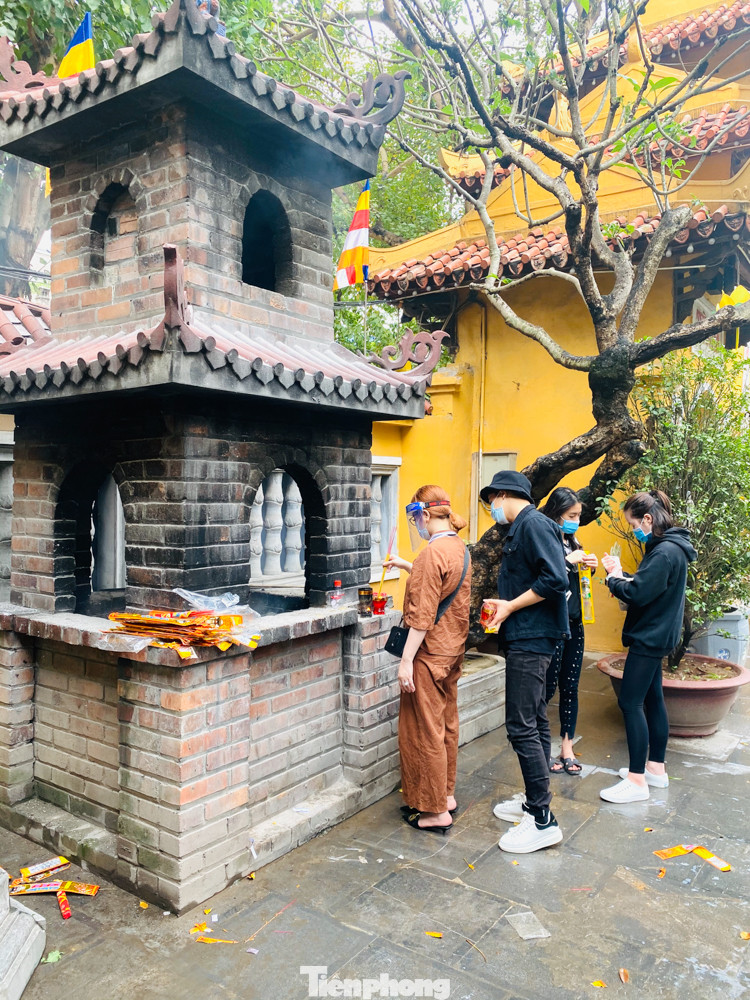 Đền chùa ở Hà Nội vẫn đóng ngày mùng 1, người dân đứng vái vọng từ xa ảnh 7