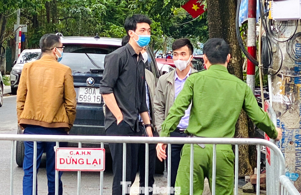 Đền chùa ở Hà Nội vẫn đóng ngày mùng 1, người dân đứng vái vọng từ xa ảnh 11