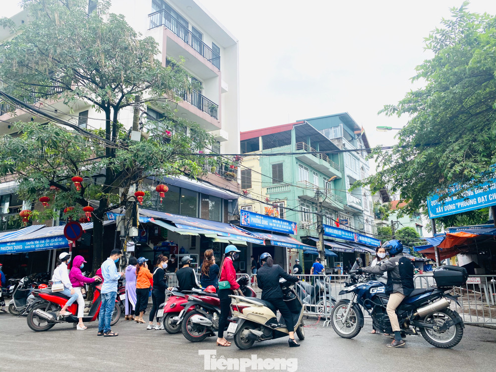 Đền chùa ở Hà Nội vẫn đóng ngày mùng 1, người dân đứng vái vọng từ xa ảnh 10