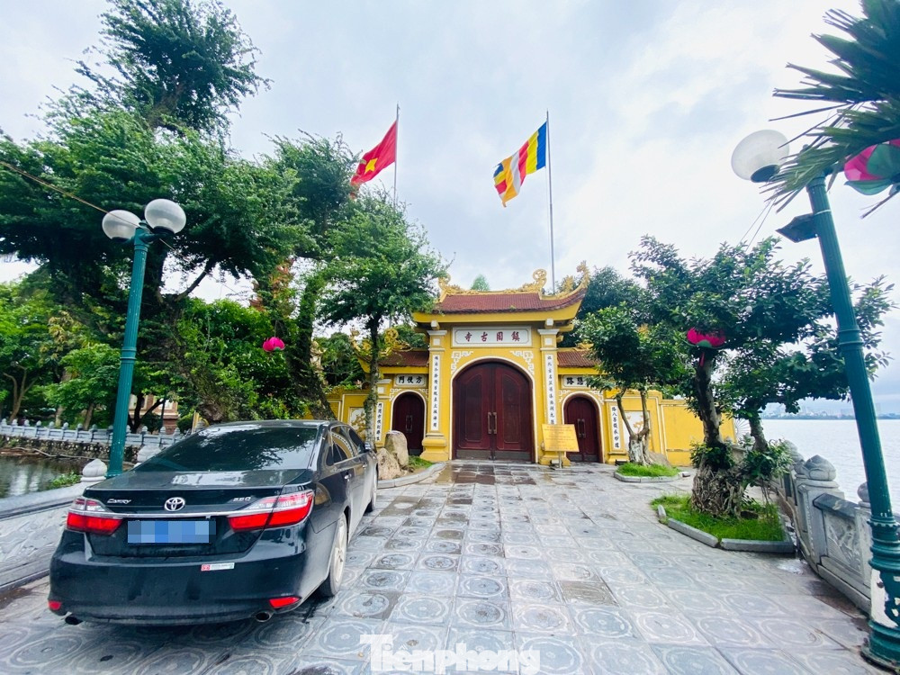 Đền chùa ở Hà Nội vẫn đóng ngày mùng 1, người dân đứng vái vọng từ xa ảnh 15