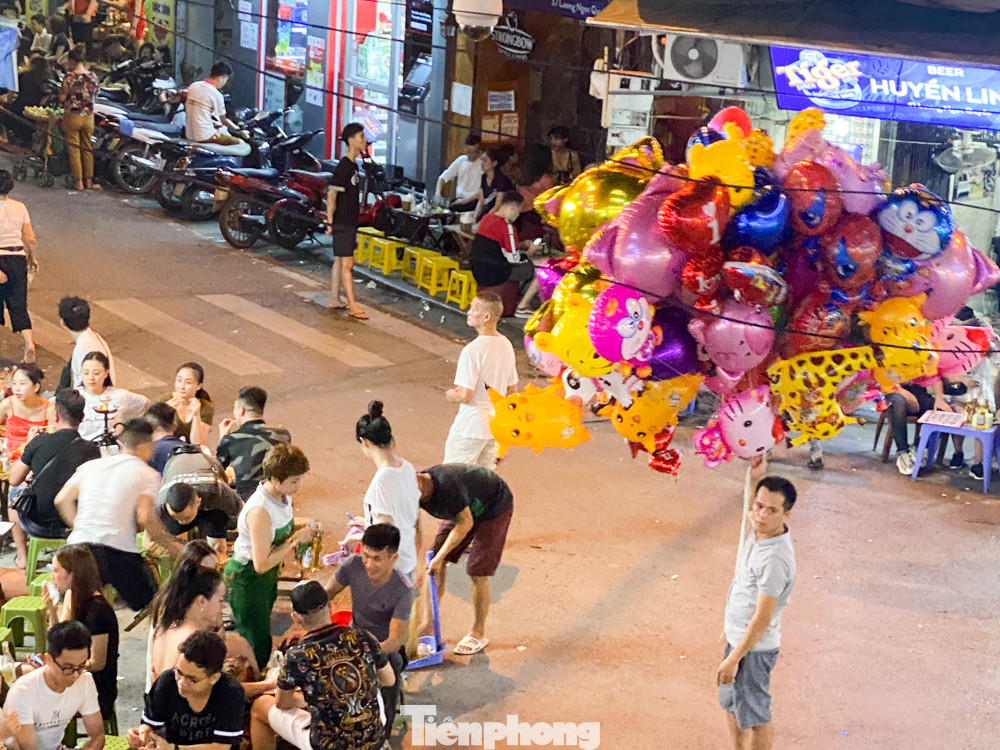 Ngày cuối tuần phố cổ như vỡ tổ ảnh 12