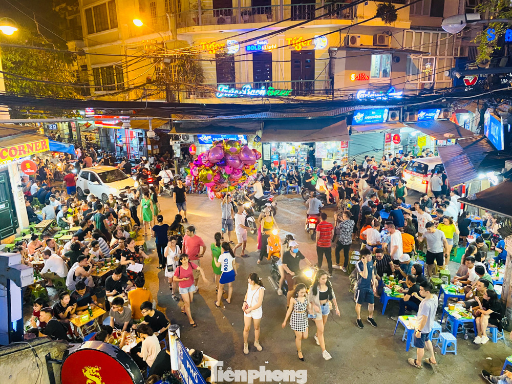 Ngày cuối tuần phố cổ như vỡ tổ ảnh 4