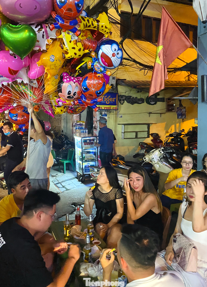 Ngày cuối tuần phố cổ như vỡ tổ ảnh 7