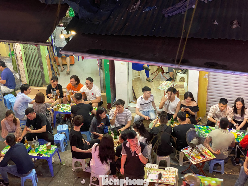 Ngày cuối tuần phố cổ như vỡ tổ ảnh 10