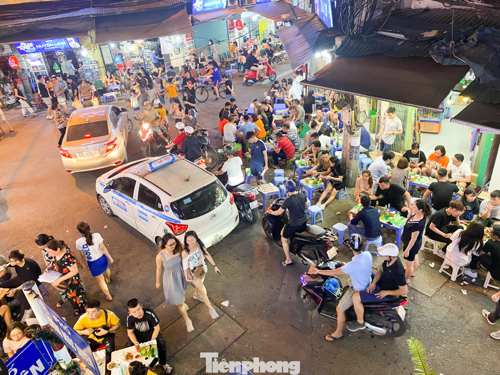 Ngày cuối tuần phố cổ như vỡ tổ ảnh 13