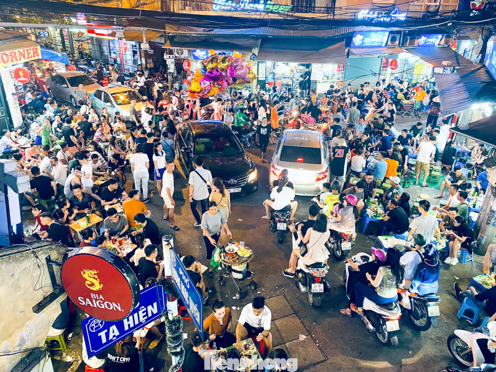 Ngày cuối tuần phố cổ như vỡ tổ ảnh 1