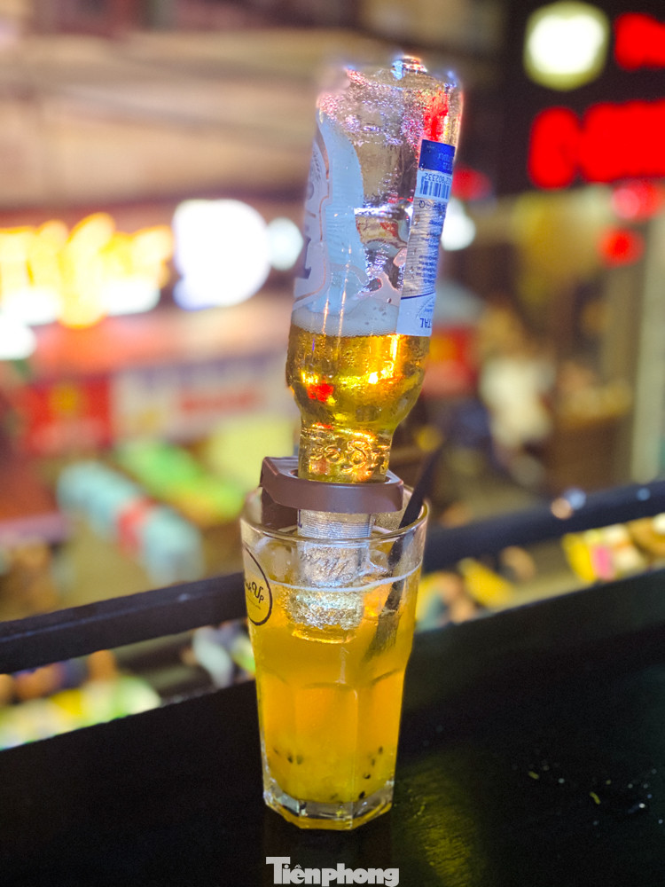 Ngày cuối tuần phố cổ như vỡ tổ ảnh 8