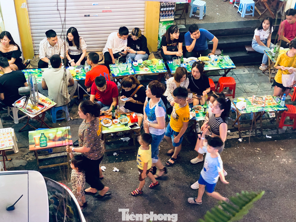 Ngày cuối tuần phố cổ như vỡ tổ ảnh 3