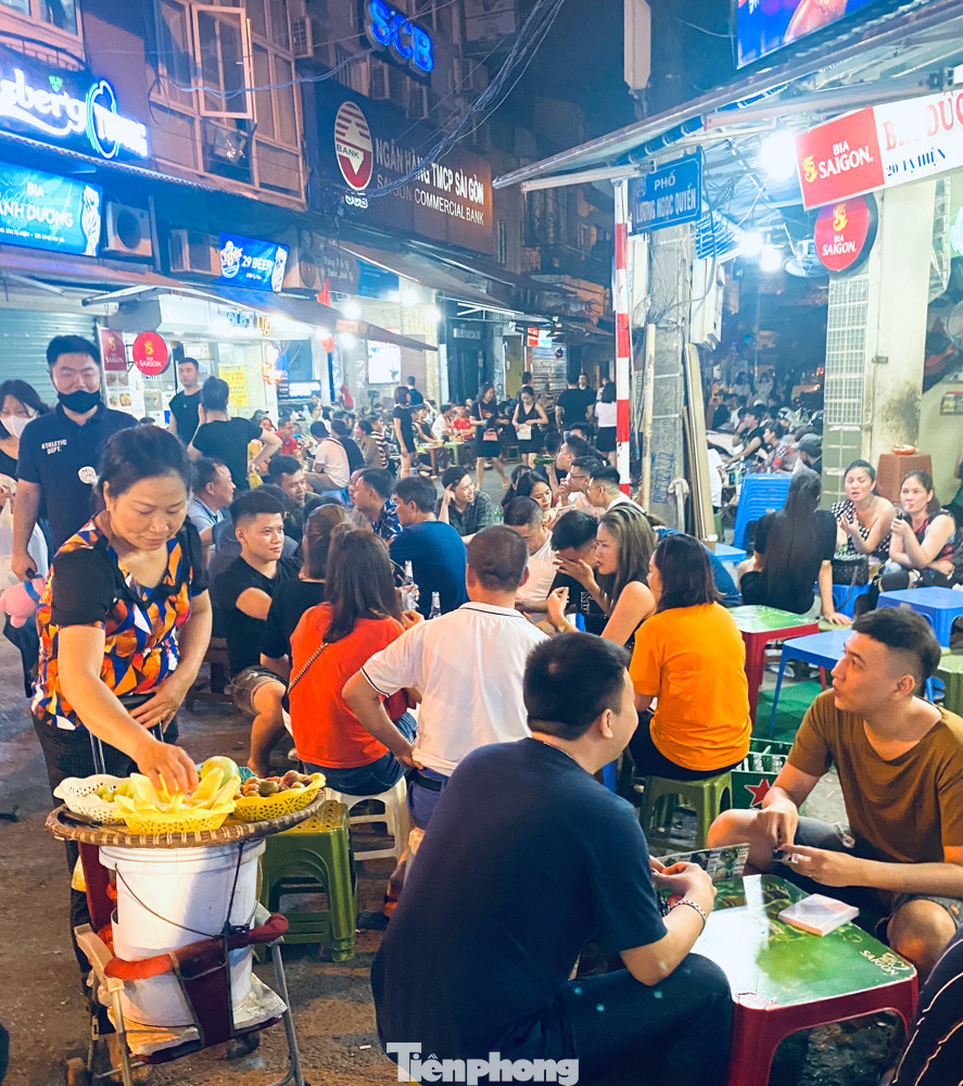 Ngày cuối tuần phố cổ như vỡ tổ ảnh 2